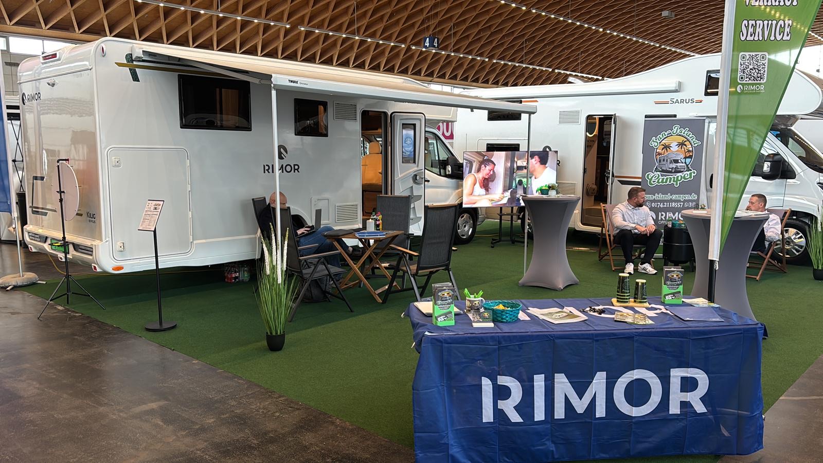 Sun-Island-Camper-Messestand mit Rimor Kilig und Sarus